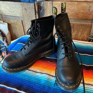 Women Doc Marten’s 1460 combat boots black